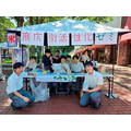 在探究研讨课活动“商店街振兴研讨课”中,同学们前往稻城市的市场进行志愿服务,并在现场进行了学习