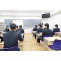 不再由教师主导,而是由学生自己管理时间和日程安排,以此培养“自主性与自立性”