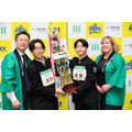 获得冠军的神奈川代表浅野高中的两名选手（中央）