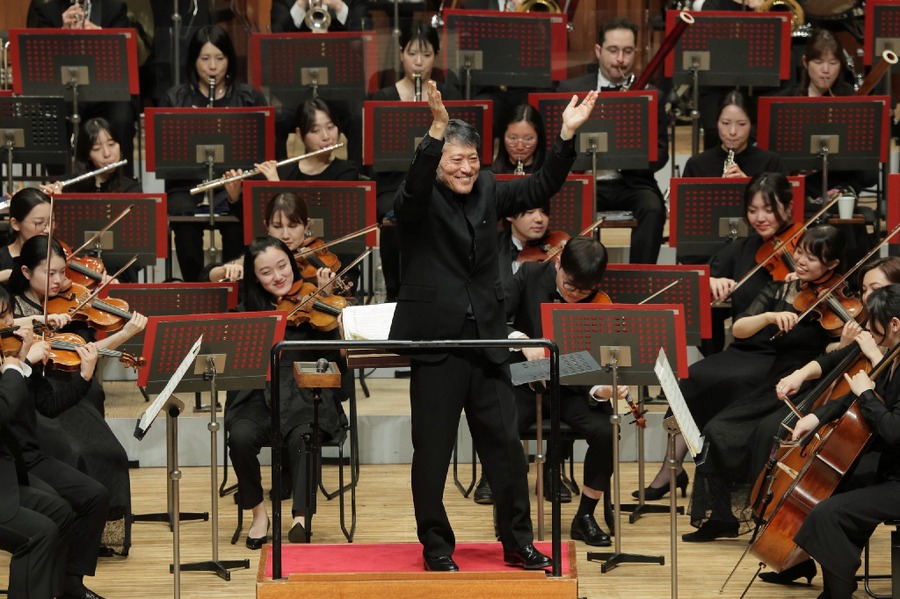 用您手头的乐器、拍手或歌声与管弦乐团同台演出（照片为去年的演出）(c) 饭岛隆