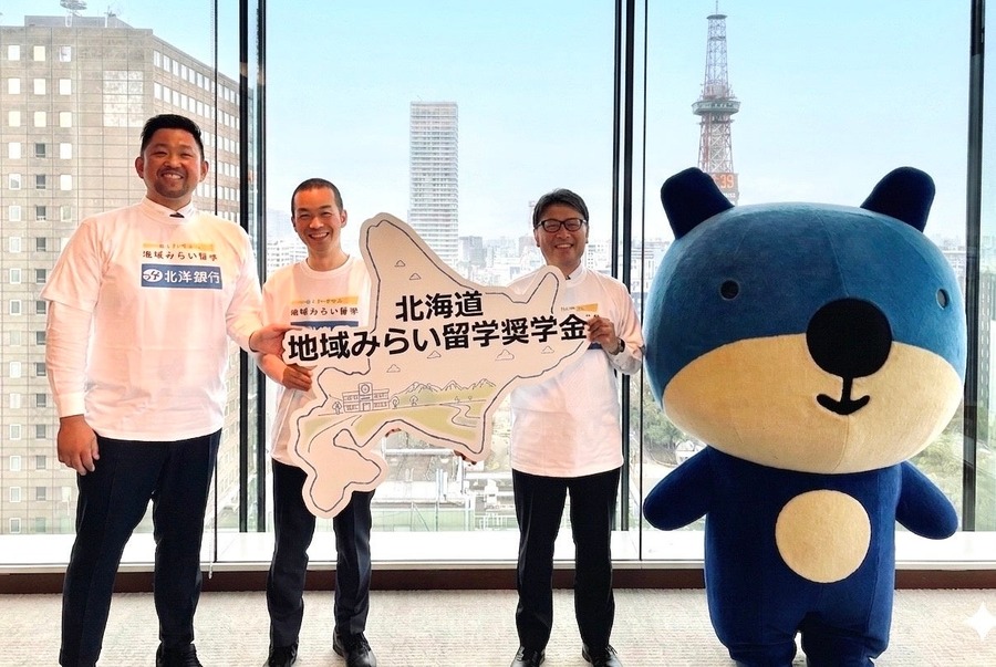 从左至右依次为：地区与教育魅力化平台联合代表尾田洋平先生、代表理事岩本悠先生、北洋银行董事行长津山博恒先生，以及北洋银行吉祥物“Hokku”