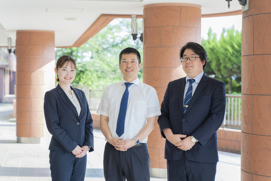 星野高中全球前沿课程负责人鸟越智晴（中）、英语教师橘内惠（左）、英语教师佐藤彬（右）
