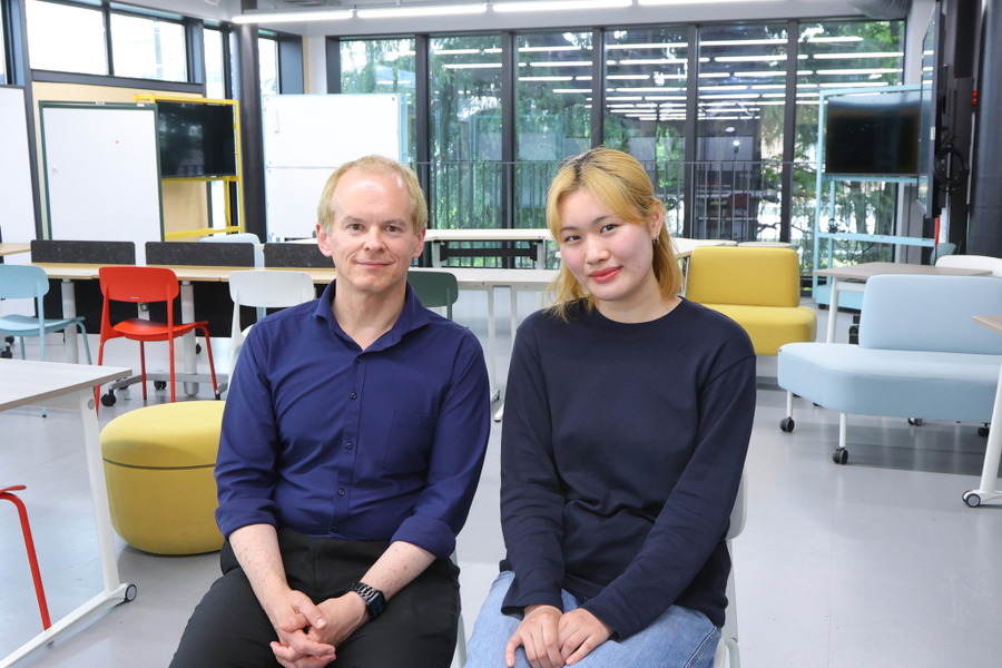 三田国际科学学园的贾斯汀·布劳尔老师与毕业生S.U同学