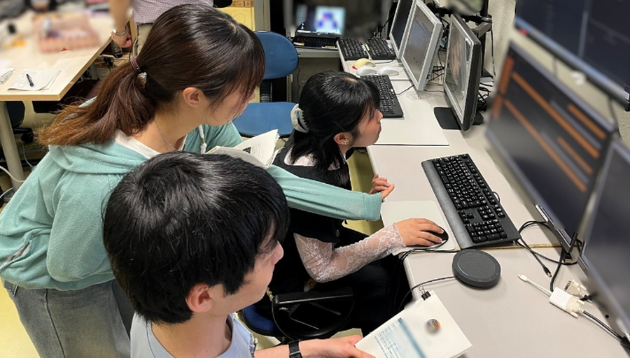 正在进行VERTECS操作训练的松浦研究室的学生们