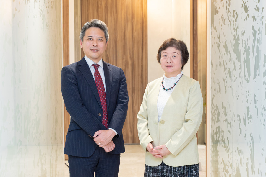 从左至右依次为：编程综合研究所代表饭坂正树先生、国学院大学经济学院经营学系教授／信息处理学会数据科学教育委员会成员高桥尚子女士