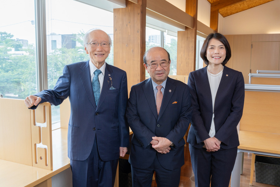 东京私立初中高中协会会长近藤彰郎先生（中）、神奈川县私立初中高中协会理事长工藤诚一先生（右）以及日能研副总裁茂吕真理子女士（左）