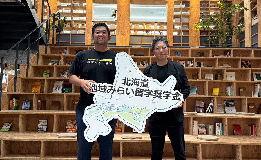 从左至右依次为：地区与教育魅力化平台联合代表尾田洋平先生、萨茨多拉控股公司代表董事兼总裁富山浩树先生