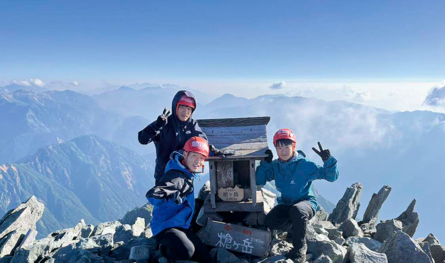 亲近自然、与伙伴携手克服困难——初二的“山地学校（纵走·登山）”