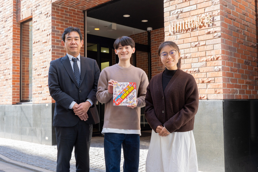 左起：山川出版社销售促进部课长田村裕、东京大学二年级学生伊藤健太、牛岛侑